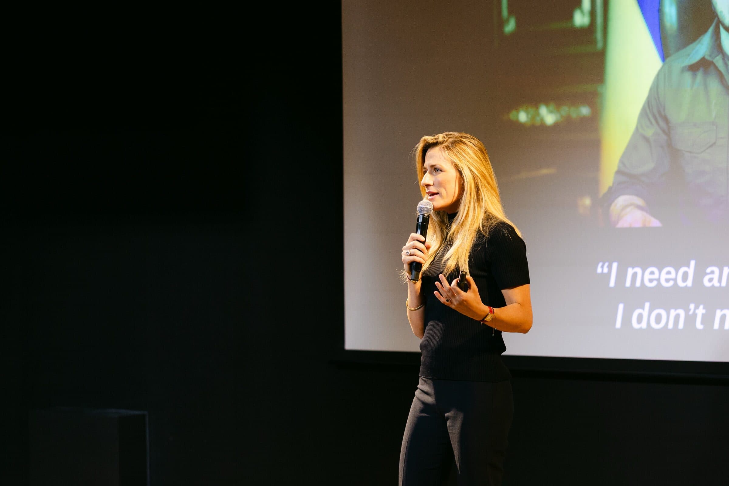 Laura Lesueur en conférence aux Echos, micro en main