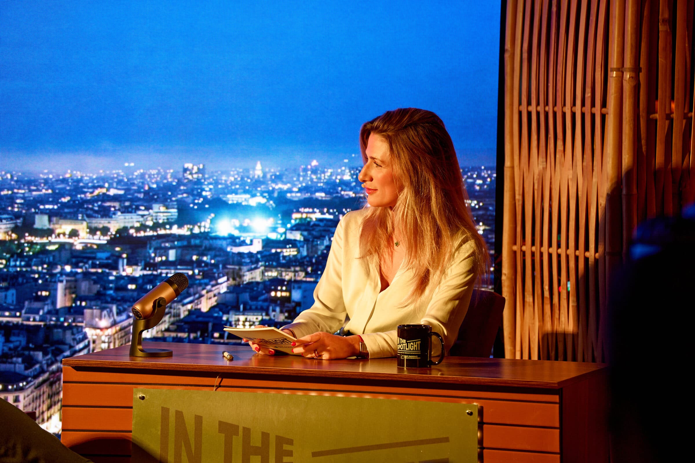 Laura Lesueur sur un plateau, Paris en fond