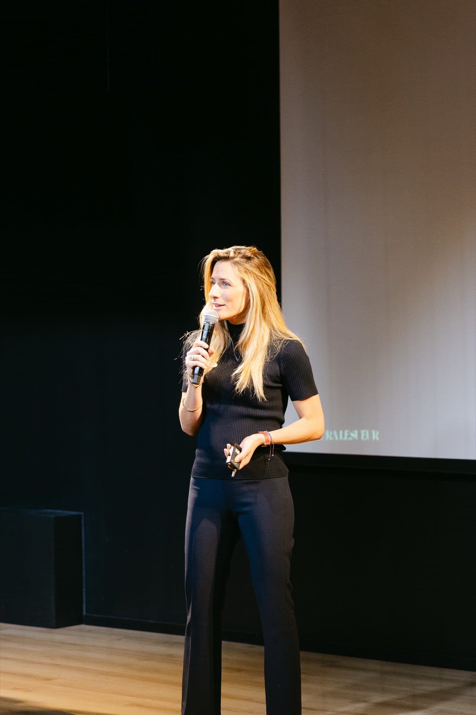 Laura Lesueur en conférence, micro en main